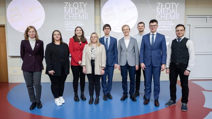 Na zdjęciu osoby nagrodzone w konkursie Złoty Medal Chemii 2023