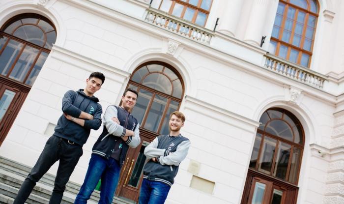 Zdjęcie studentów stojących przed Gmachem Głównym Politechniki Warszawskiej
