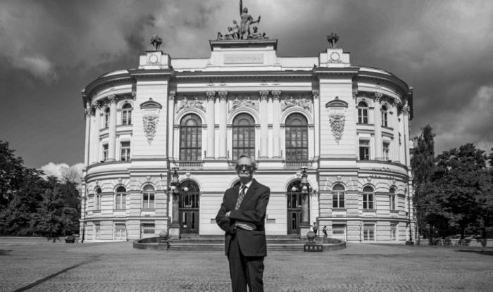 Zdjęcie prof. Władysława Findeisena stojącego przed Gmachem Głównym Politechniki Warszawskiej