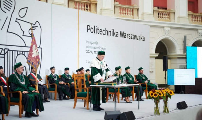 Zdjęcie Rektora, Prorektorów i Dziekanów na scenie poczas inauguracji roku akademickiego 2022/2023