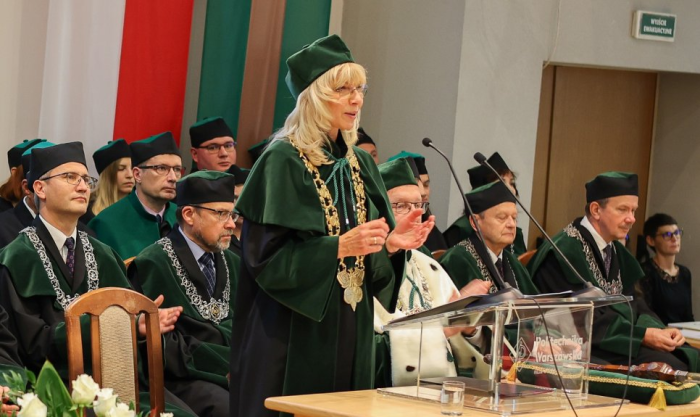 Zdjęcie prof. Renaty Walczak, Prorektor ds. Filii w Płocku i gości na scenie podczas inauguracji roku akademickiego 2022/2023