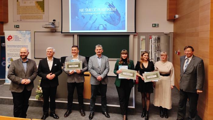 Na zdjęciu finaliści konkursu i przedstawiciele Rady Konkursu