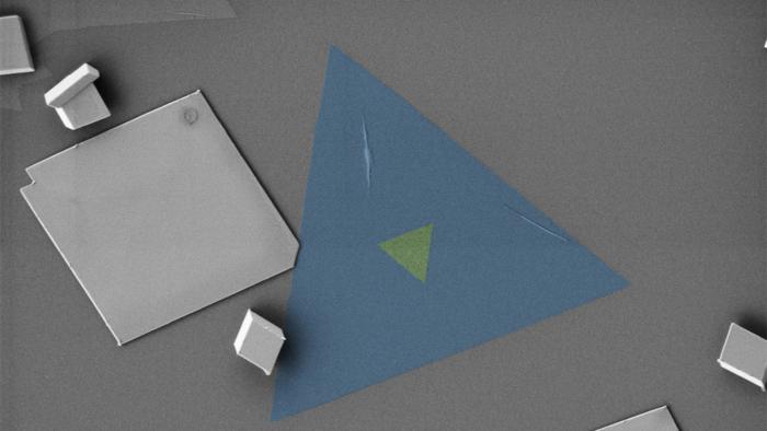 Dwuwymiarowy półprzewodnik – dwusiarczek wolframu (kolorowe trójkąty) na podłożu krzemowym