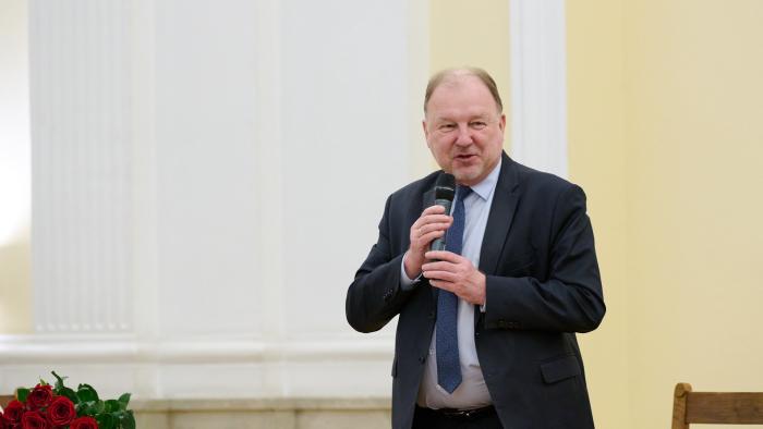 Na zdjęciu prof. Krzysztof Zaremba po ogłoszeniu wyniku wyborów