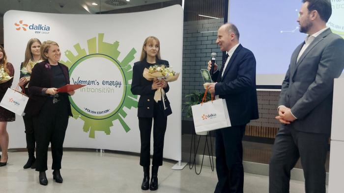 Agnieszka Gierz odbierająca nagrodę
