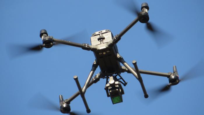 Na zdjęciu dron w trakcie lotu