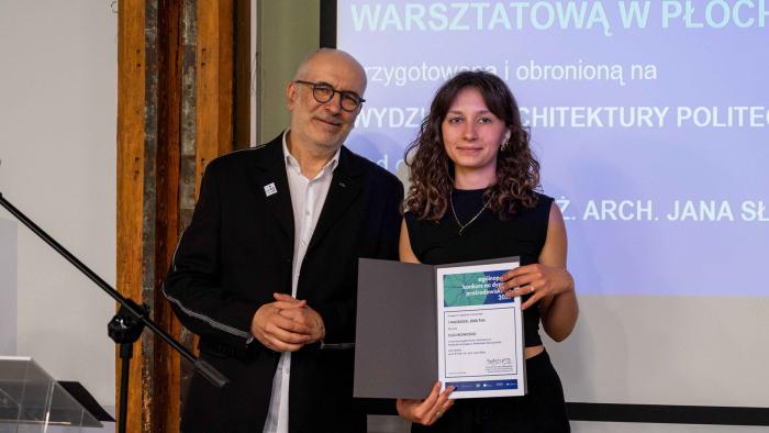 Na zdjęciu laureatka pierwszego miejsca Olga Rowicka (WAPW) z Dziekanem Wydziału Architektury PW