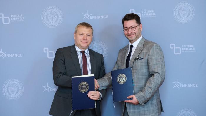 Na zdjęciu Prorektor ds. Rozwoju PW prof. Adam Woźniak oraz przedstawiciel DNV Poland Marek Roszak po podpisaniu umowy