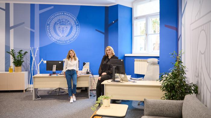 Na zdjęciu wnętrze Welcome Pointu oraz pracujące tam Katarzyna Durka i Marzena Pobojewska