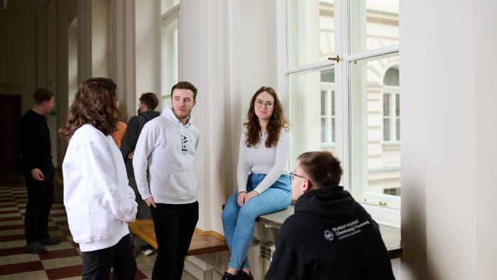 Na zdjęciu grupa studentów na korytarzu w Gmachu Głównym Politechniki Warszawskiej
