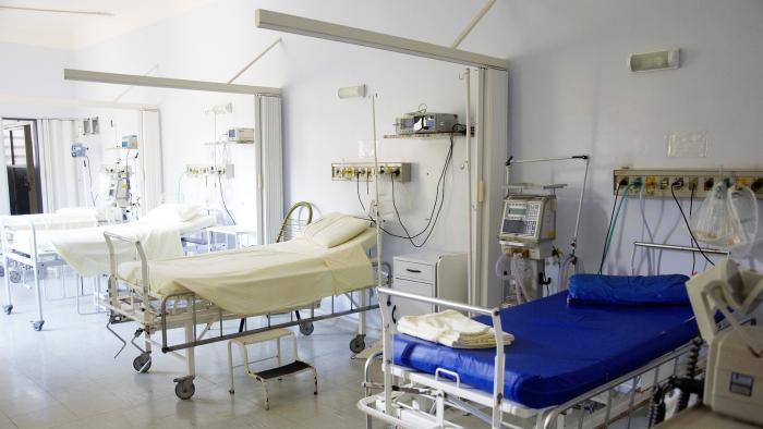 Na zdjęciu sala w szpitalu z trzema łóżkami i specjalistycznymi urządzeniami