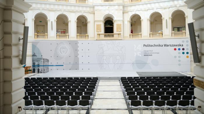 Na zdjęciu Duża Aula z ustawioną ścianą i ustawionymi krzesłami - przygotowana na inaugurację roku akademickiego 2024/2025