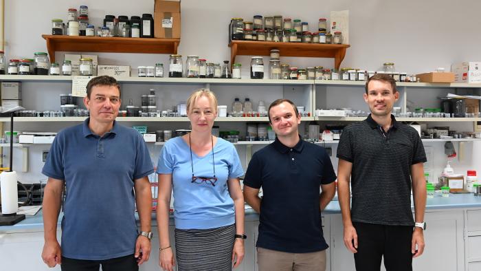Na zdjęciu czworo naukowców stojących w laboratorium