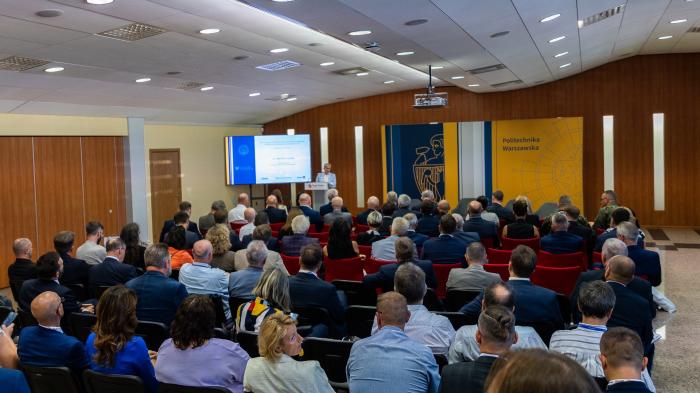 Na zdjęciu sala wypełniona uczestnikami konferencji okierunkach rozwoju polskiego sektora bezpieczeństwa i obronności