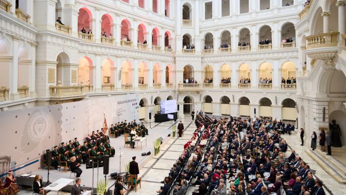Na zdjęciu Duża Aula PW wypełniona ludźmi podczas inauguracji roku akademickiego 2024/2025 