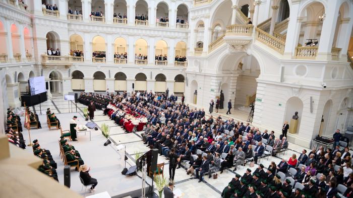 Na zdjęciu goście siedzący w Dużej Auli Gmachu Głównego podczas inauguracji roku akademickiego 2024/2025