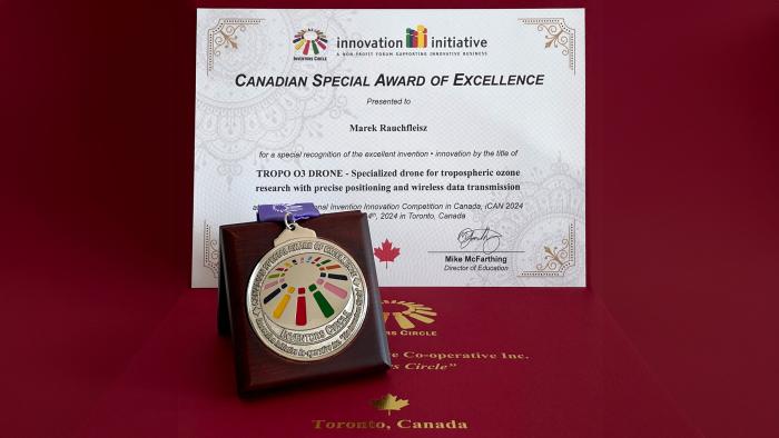 Na zdjęciu dyplom Canadian Special Award of Excellence