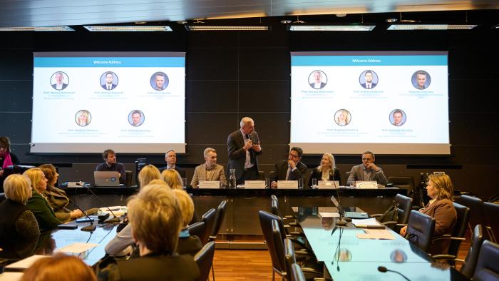 Na zdjęciu uczestnicy konferencji podsumowującej program „Solidarni z Ukrainą – Uniwersytety Europejskie” na Politechnice Warszawskiej