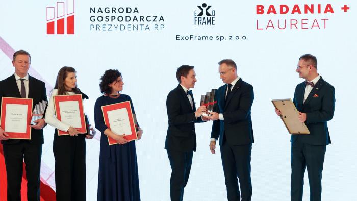 Na zdjęciu Prezes ExoFrame odbiera Nagrodę Gospodarczą z rąk Prezydenta RP Andrzeja Dudy