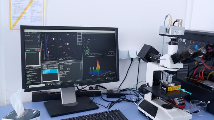 Na zdjęciu komputer i mikroskop w laboratorium