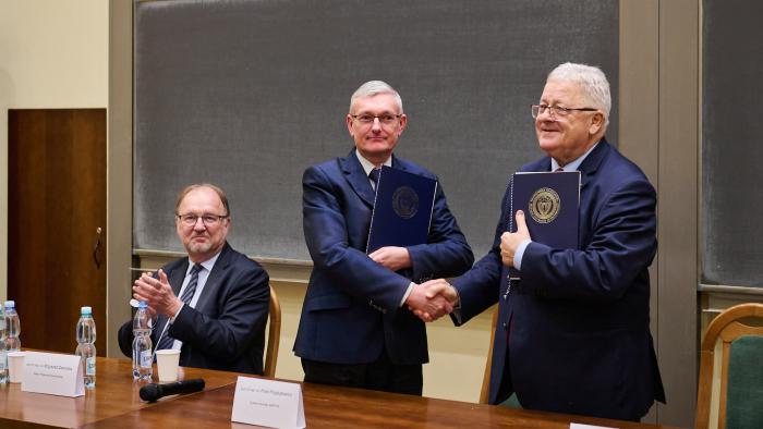 Na zdjęciu Rektor PW prof. Krzysztof Zaremba, Dziekan Wydziału SiMR prof. Piotr Przybyłowicz oraz Minister Rolnictwa i Rozwoju Wsi dr Czesław Siekierski