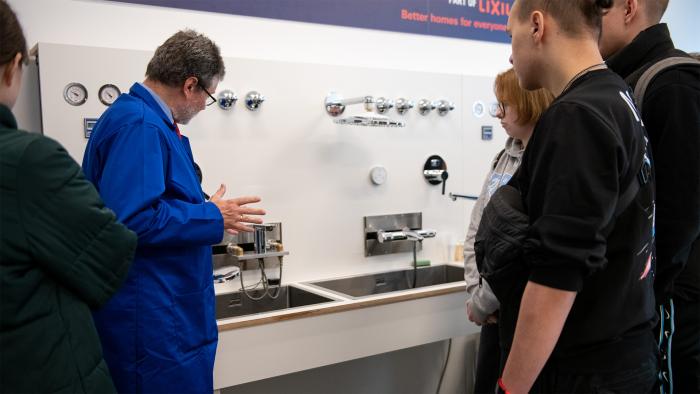Na zdjęciu grupa ludzi zwiedzająca Laboratorium Instalacji Sanitarnych na Politechnice Warszawskiej