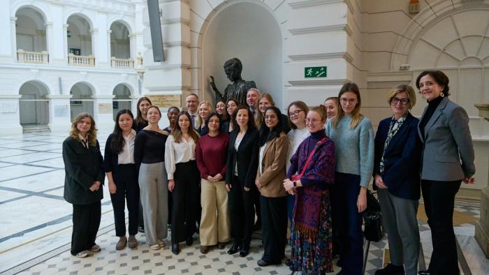 Na zdjęciu Wiceprzewodnicząca Komisji Europejskiej, członkowie delegacji, przedstawiciele Władz PW i studentki PW w Gmachu Głównym PW