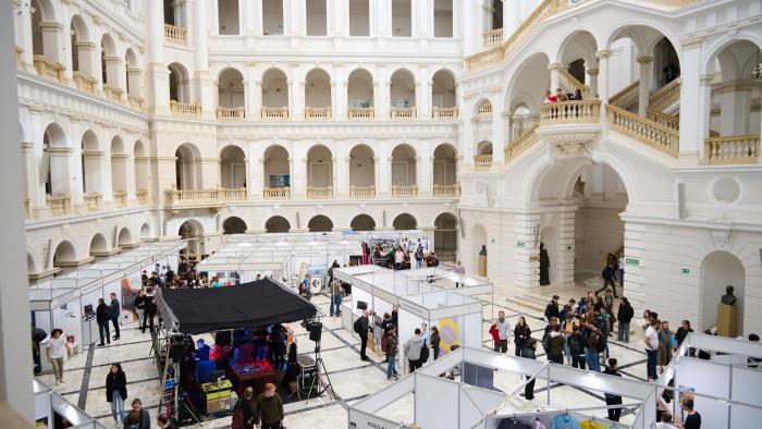 Na zdjęciu Duża Aula PW ze stoiskami podczas Targów Kół Naukowych i Organizacji Studenckich KONIK 2024