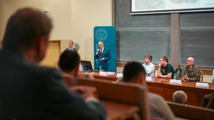 Na zdjęciu aula z uczestnikami debaty z cyklu "Absolwenci w branży"