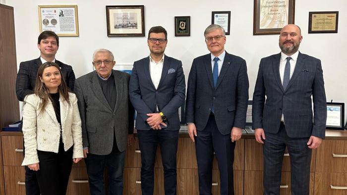 Na zdjęciu: Dziekan Wydziału Elektrycznego PW – prof. dr hab. inż. Andrzej Dzieliński, dr inż. Karol Pawlak, dr hab. inż. Mirosław Lewandowski, prof. uczelni oraz przedstawiciele firmy ENGIE Zielona Energia