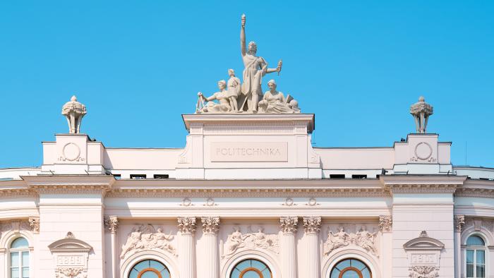 Zdjęcie rzeźby na Gmachu Głównym PW