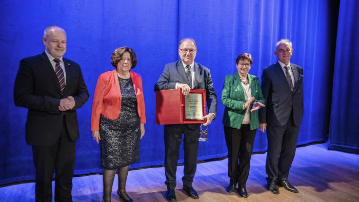 Na zdjęciu prof. Krzysztof Zaremba, Rektor Politechniki Warszawskiej ze statuetką i dyplomem dla Diamentowego Inżyniera