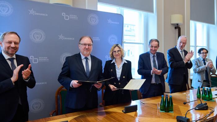 Na zdjęciu uczestnicy spotkania Politechniki Warszawskiej i Arabelle Solutions 