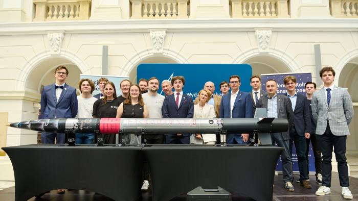 Na zdjęciu rakieta Twardowsky 2 oraz jej twórcy
