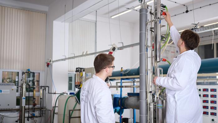 Na zdjęciu dwie osoby podczas pracy w laboratorium