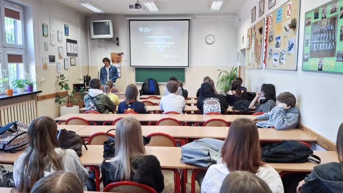 Na zdjęciu uczniowie siedzący w klasie podczas lekcji