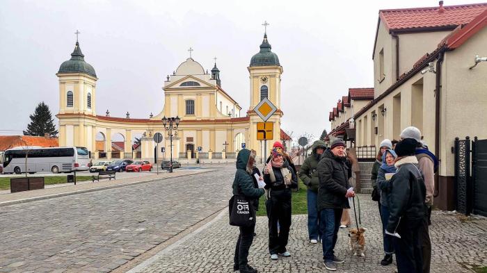 Na zdjęciu grupa osób - stoją i rozmawiają w Tykocinie
