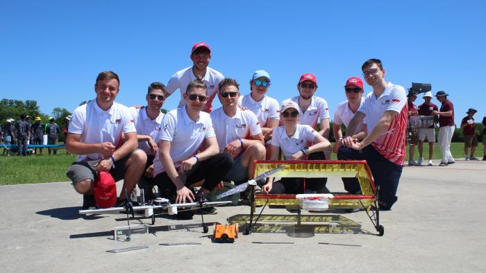 Na zdjęciu studenci z Koła Naukowego SAE AeroDesign wraz ze swoimi samolotami