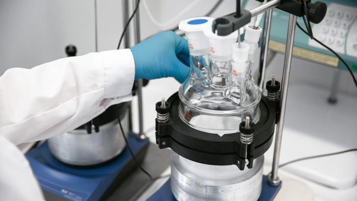 Na zdjęciu reaktor do otrzymywania nanocząstek hydroksyapatytu - zbiornikowy
