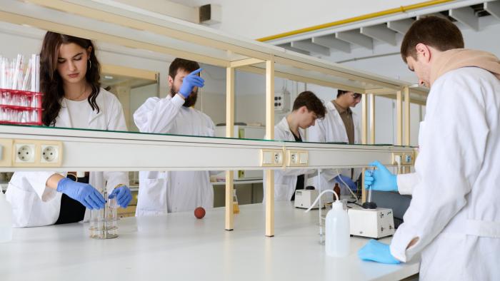 Na zdjęciu: studenci w laboratorium