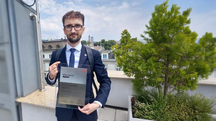 Na zdjęciu: dr inż. Kornel Wolski z nagrodą ABB