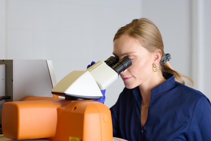 Na zdjęciu: naukowczyni w laboratorium