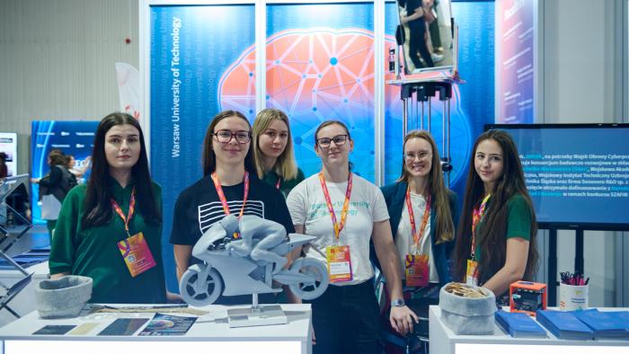 Na zdjęciu studentki na stanowisku PW podczas konferencji Perspektywy Women in Tech Summit 2025