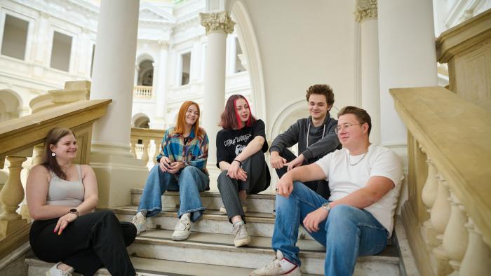 Na zdjęciu grupa pięciorga studentów w Gmachu Głównym PW
