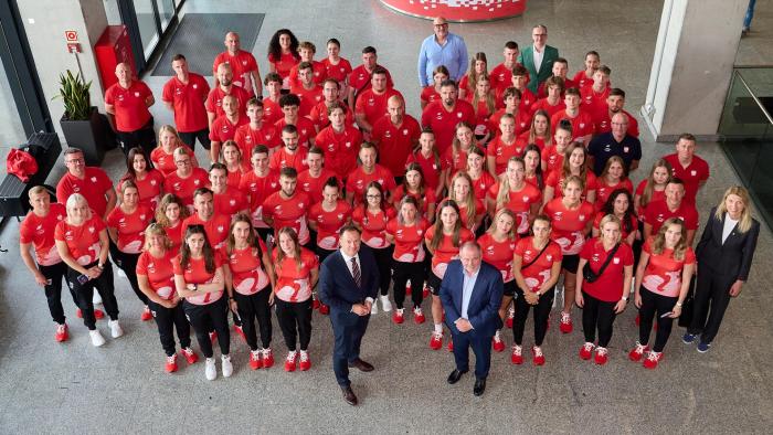 Na zdjęciu grupa kilkuadziesięciu osób - przedstawiciele sportowców z Akademickiej Reprezentacji Polski na 32. Letnią Uniwersjadę
