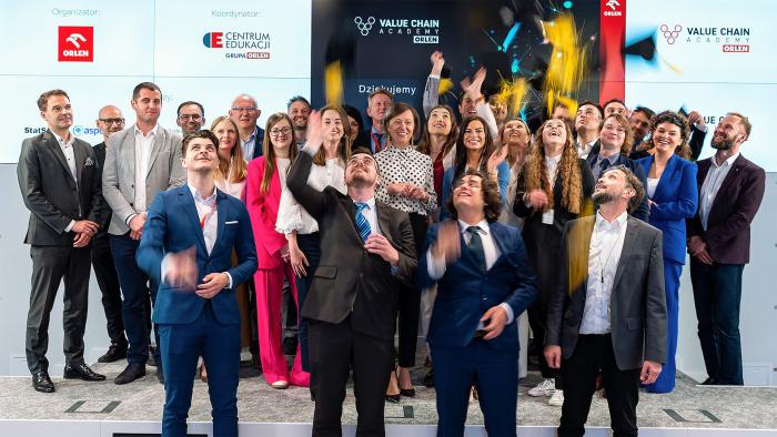 Na zdjęciu grupa osób patrzy w górę - uczestnicy pierwszej edycji Value Chain Academy