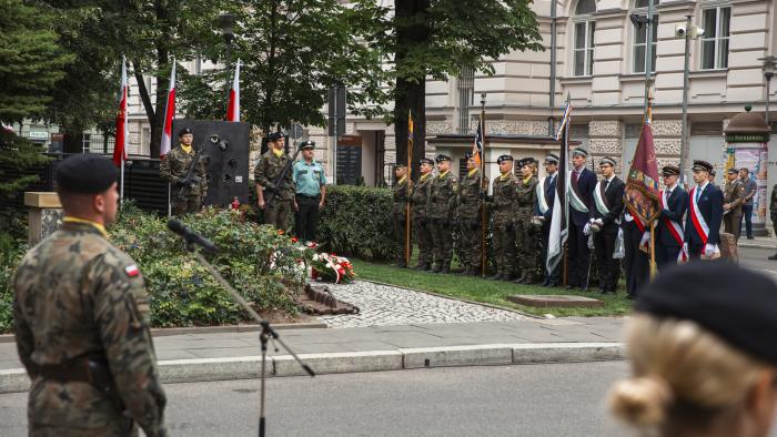 Na zdjęciu poczty sztandarowe i proporcowe pod pomnikiem Batalionu "Golski"