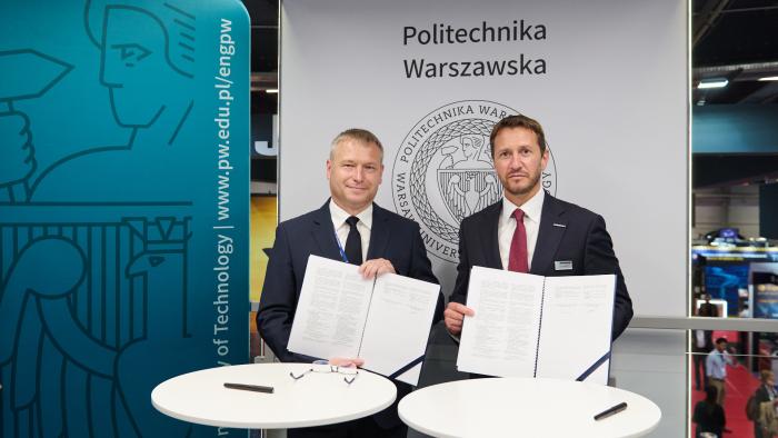 Na zdjęciu Prorektor PW ds. Rozwoju oraz Prezes MBDA Polska stoją i prezentują podpisane porozumienie