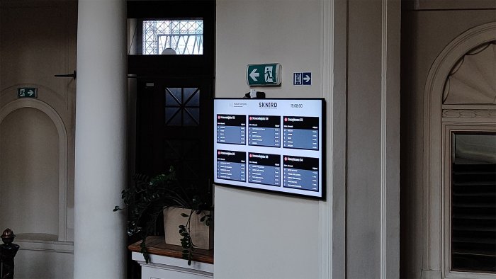 Ekran na Wydziale Transportu PW z rozkładem jazdy tramwajów 