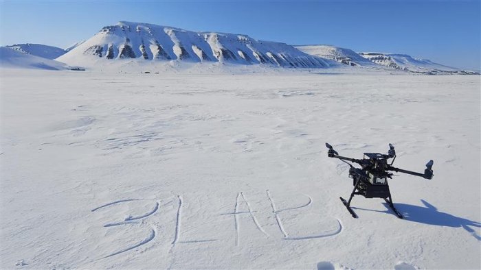 Na zdjęciu dron na tle śniegu 